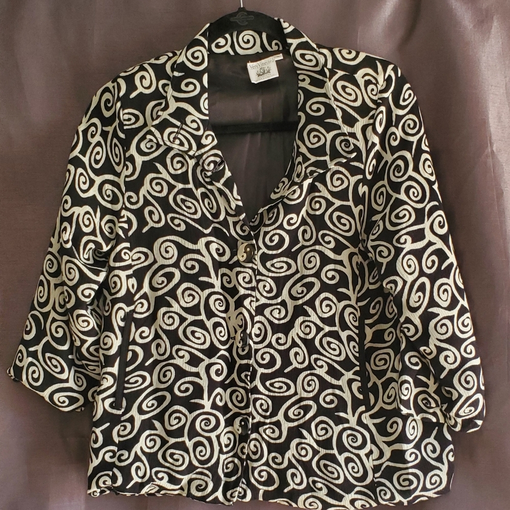 Very Vineyard Black/White Swirl Rayon Jacket size M- cool buttons